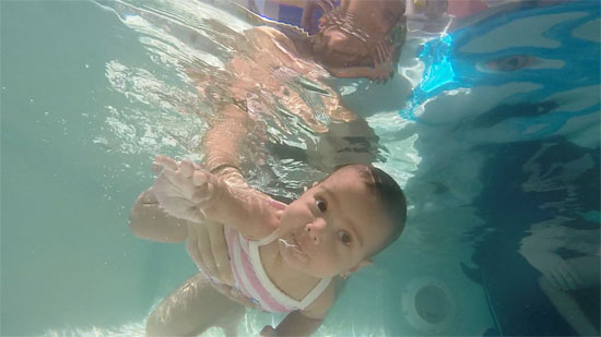 تعليم الرضع السباحة (2)