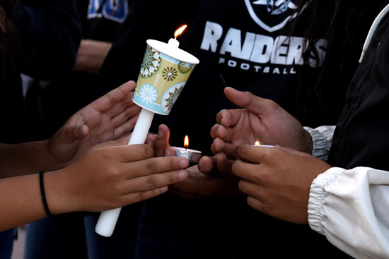 وقفة بالشموع لتأبين ضحايا حادث إطلاق النار بولاية كاليفورنيا (4)