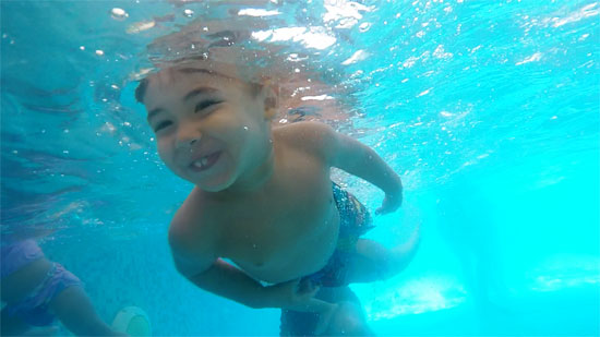 تعليم الرضع السباحة (1)