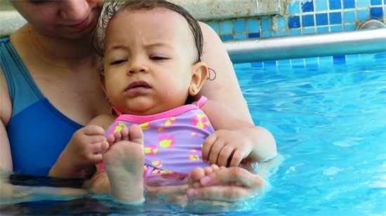 تعليم الرضع السباحة (5)