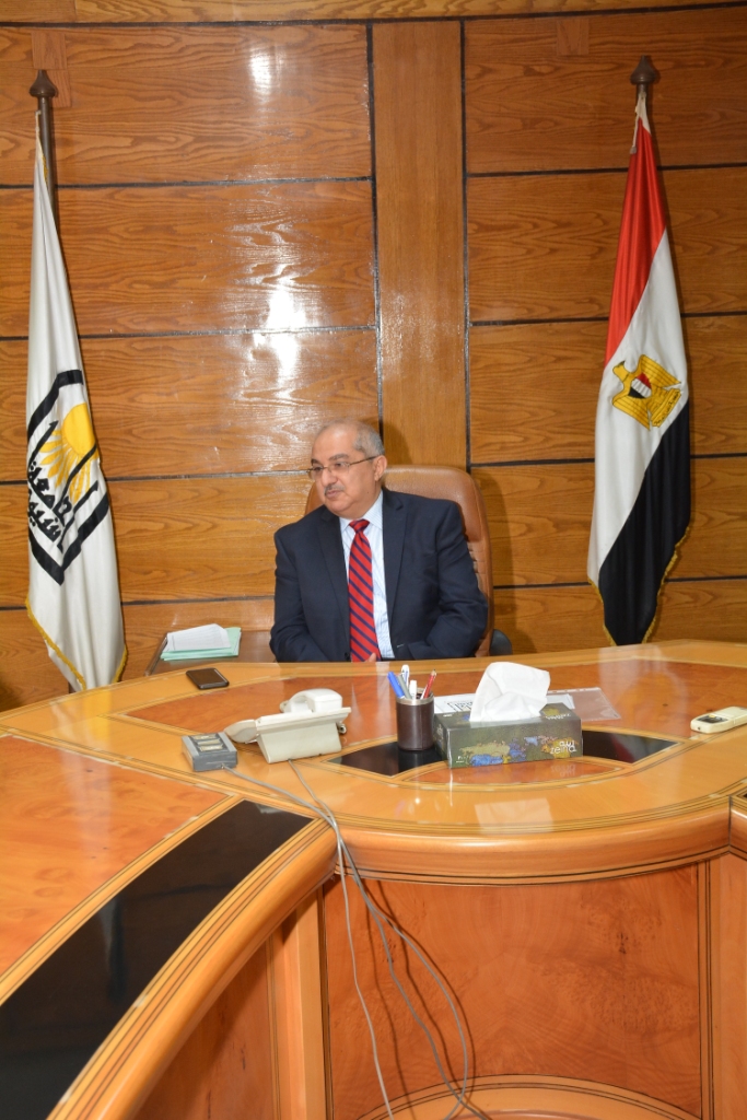 رئيس جامعة أسيوط يكرم أعضاء بنك الدم المركزي بالجامعة (2)