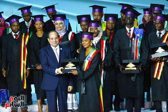 الرئيس يكرم الشباب الأفارقة