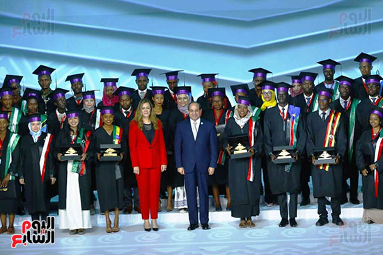 الرئيس السيسي فى صورة تذكارية مع الشباب الأفارقة
