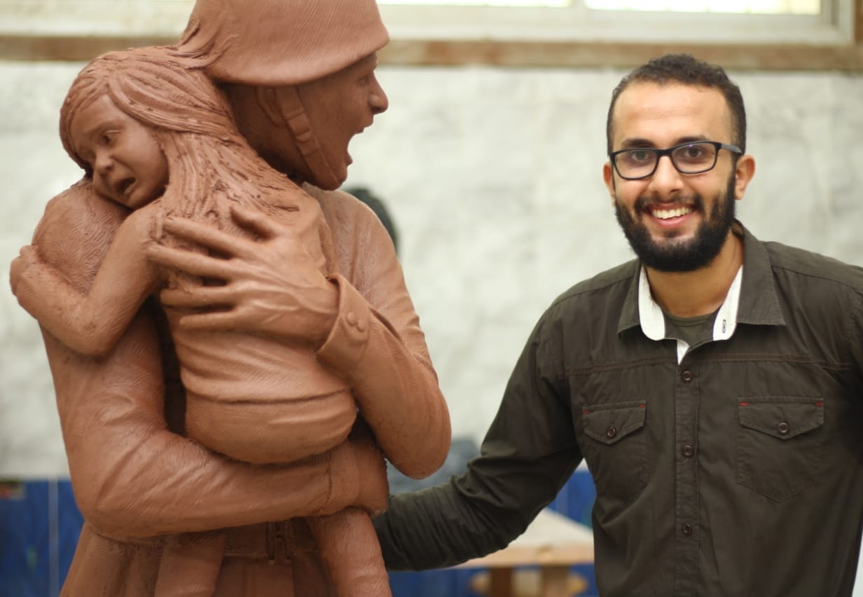 طالب بجامعة المنيا ينحت تمثال للجندى المصرى (1)