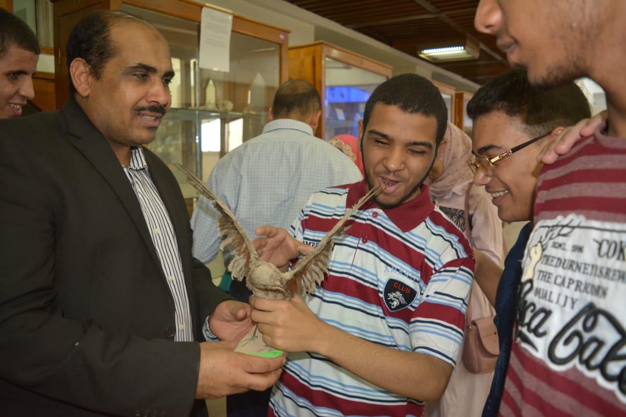 طلاب مدرسة النور للمكفوفين في زيارة لمتحف علم الحيوان بجامعة الازهر بأسيوط (3)