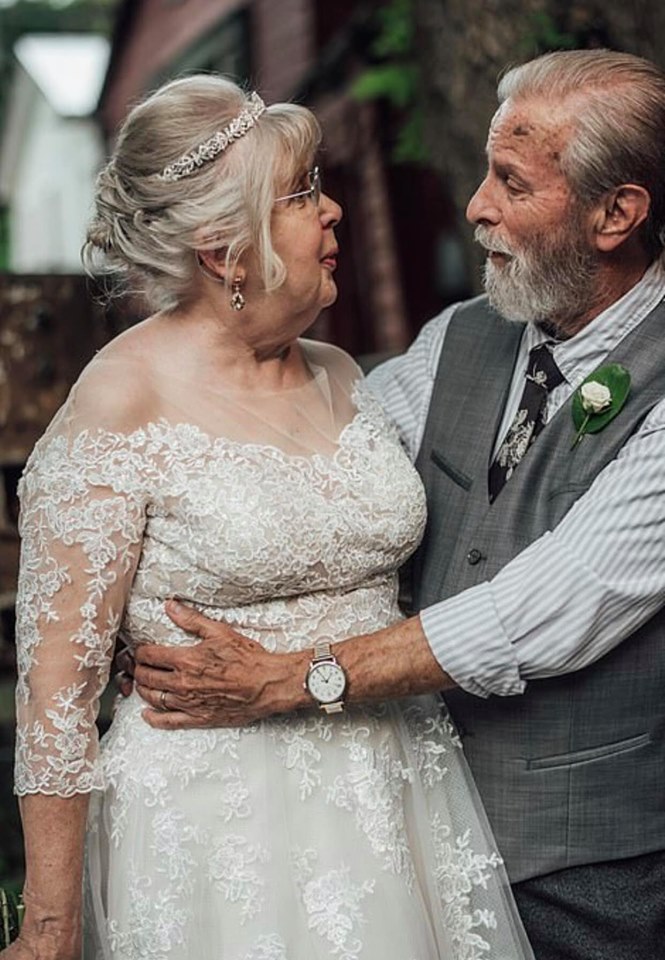 زوجان بعد 60 عاما زواج