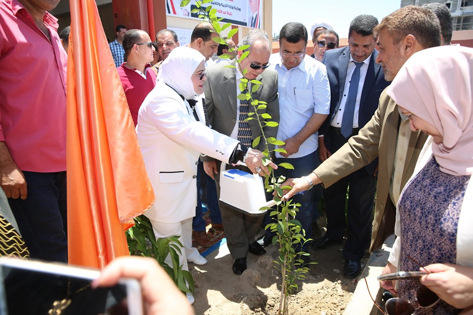 محافظ كفر الشيخ يفتتح 3 مدارس ويزرع الاشجار المثمرة  (3)