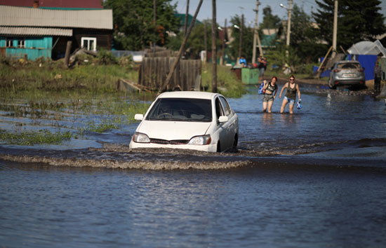 53852-سيارة-غارقة-فى-مياه-الفيضانات