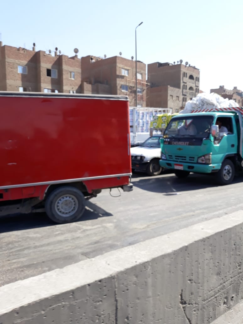 رفع حطام حادث انقلاب سيارة نقل محملة بالزيت (2)