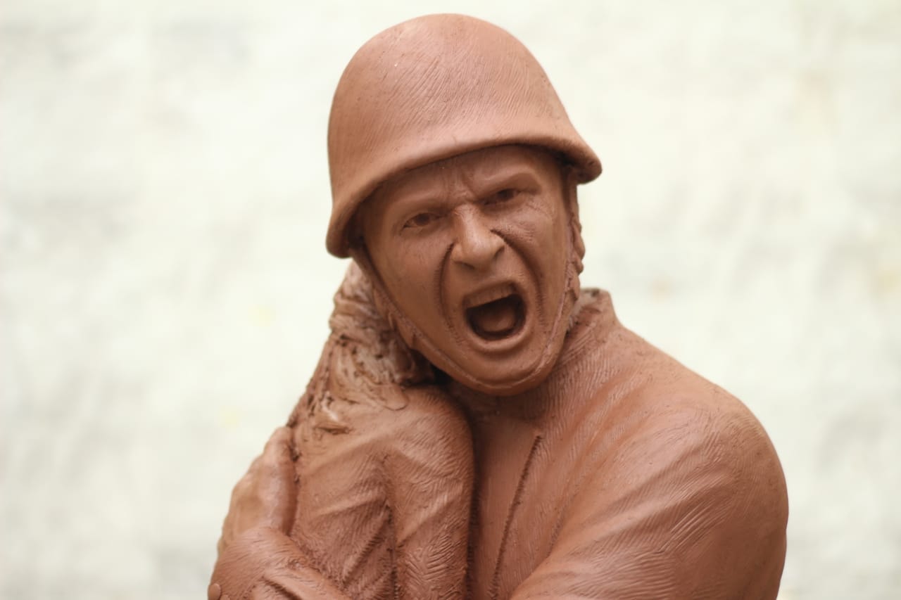 طالب بجامعة المنيا ينحت تمثال للجندى المصرى (4)