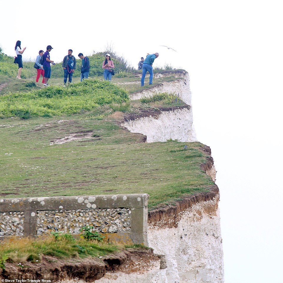 السائحين يلتقطون صورا على حافة المنحدرات خطيرة الطباشيرية بإنجلترا (1)