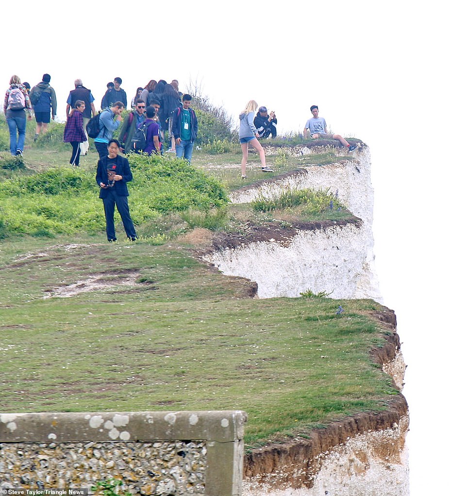 السائحين يلتقطون صورا على حافة المنحدرات خطيرة الطباشيرية بإنجلترا (3)