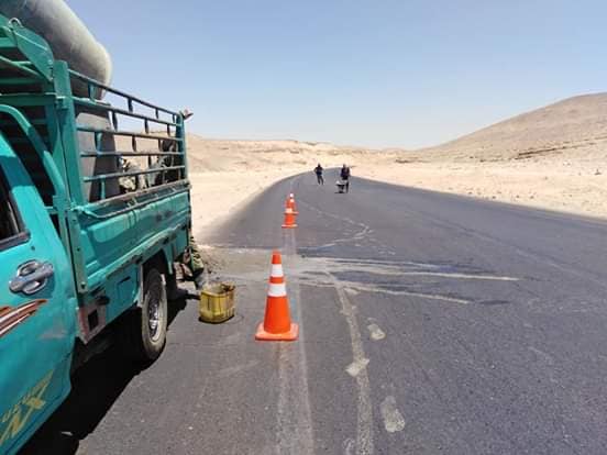 شباب بالأقصر يطلقون مبادرة لسد الحفر والشقوق بالطريق الصحراوي لمواجهة الحوادث اليومية (7)