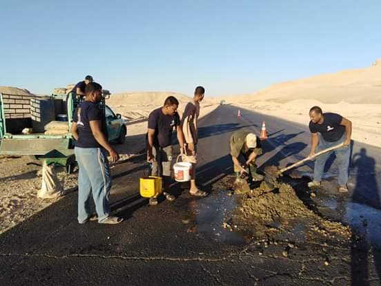 شباب بالأقصر يطلقون مبادرة لسد الحفر والشقوق بالطريق الصحراوي لمواجهة الحوادث اليومية (1)