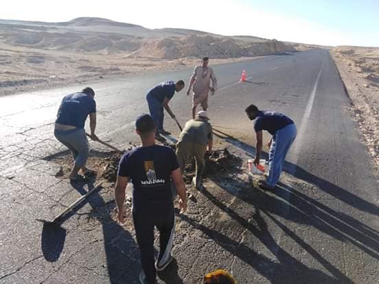 شباب بالأقصر يطلقون مبادرة لسد الحفر والشقوق بالطريق الصحراوي لمواجهة الحوادث اليومية (3)