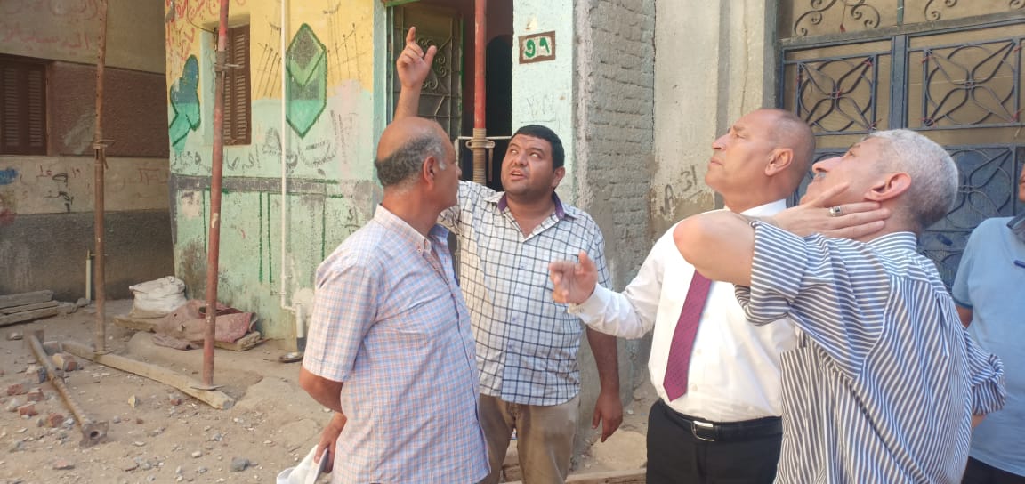 نائب محافظ القاهرة ورئيس حى المرج خلال متابعة إزالة العقار (2)