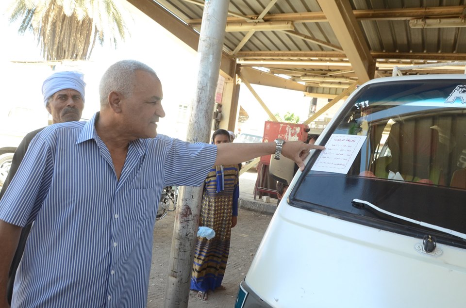 رئيس مدينة إسنا يتفقد مواقف السيارات ويركب ملصقات تسعيرة الركوب الجديدة بنفسه (6)
