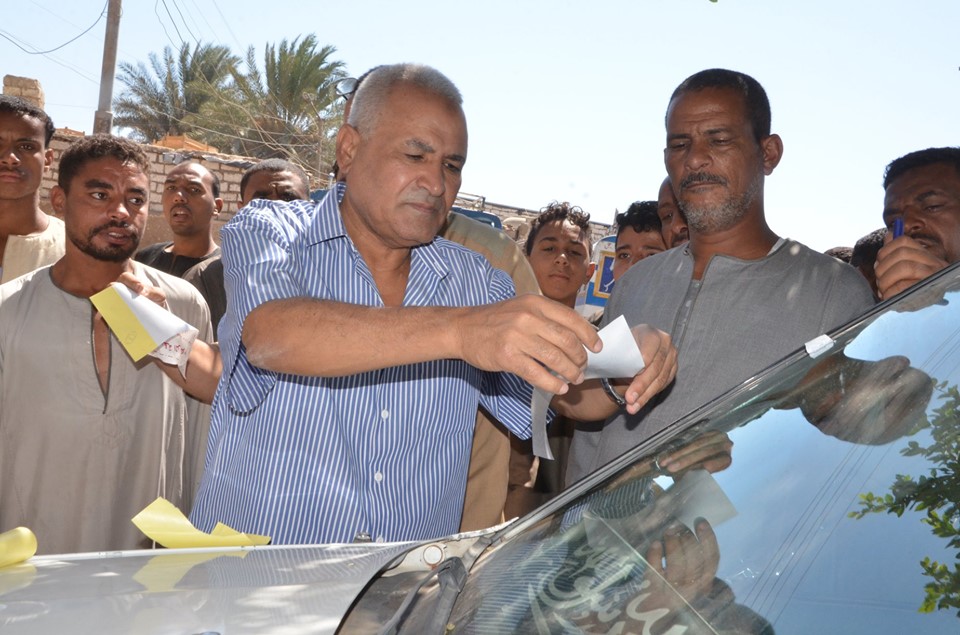 رئيس مدينة إسنا يتفقد مواقف السيارات ويركب ملصقات تسعيرة الركوب الجديدة بنفسه (4)