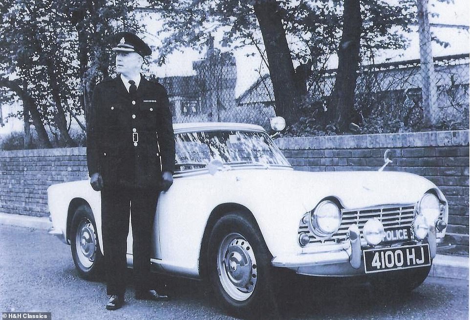 سيارة رياضية لملاحقة المجرمين فى الستينات معروضة للبيع (4)