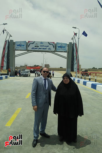 والد الشهيد وشقيقه في افتتاح كوبري باسم الشيهد بمحافظة السويس