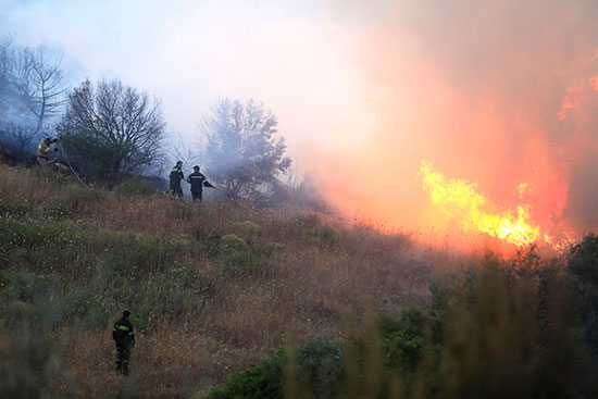 ألسنة النيران المرتفعة فى غابات إيفيا