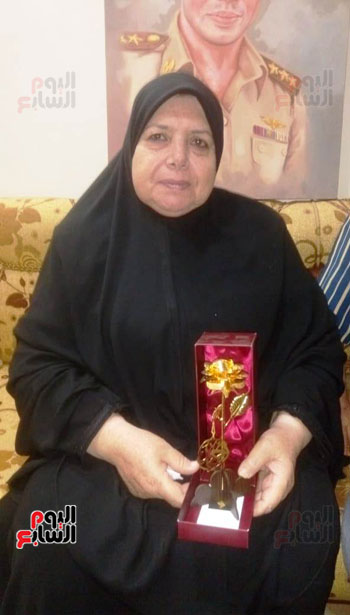 هدية ضباط الكتيبة 103 والدة الشهيد في عيد الام عيد الام ا
