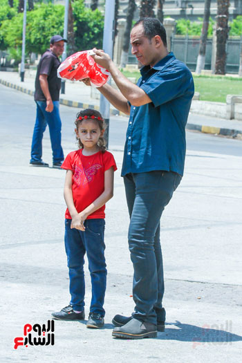 يحمى طفلته من حرارة الجو