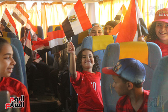  أسر الشهداء يلبون دعوة الرئيس السيسي بحضور مباراة مصر وجنوب أفريقيا (23)