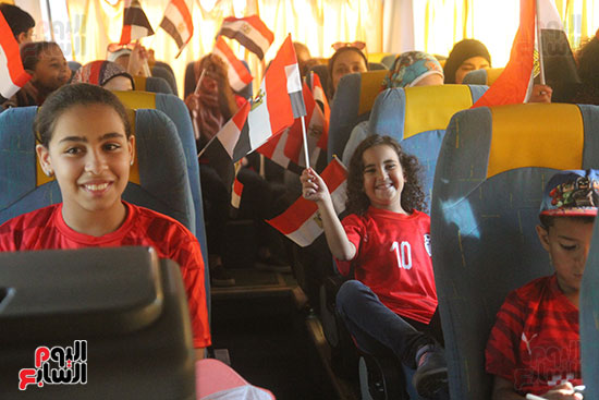  أسر الشهداء يلبون دعوة الرئيس السيسي بحضور مباراة مصر وجنوب أفريقيا (24)