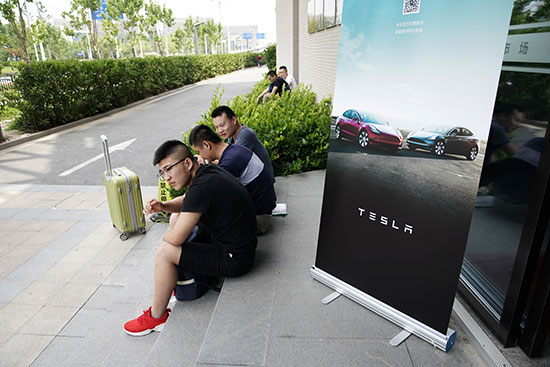 2019-07-06T043450Z_2074632995_RC1E39860100_RTRMADP_3_TESLA-CHINA