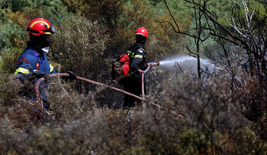 رجال الإطفاء ومحاولة السيطرة على الحرائق