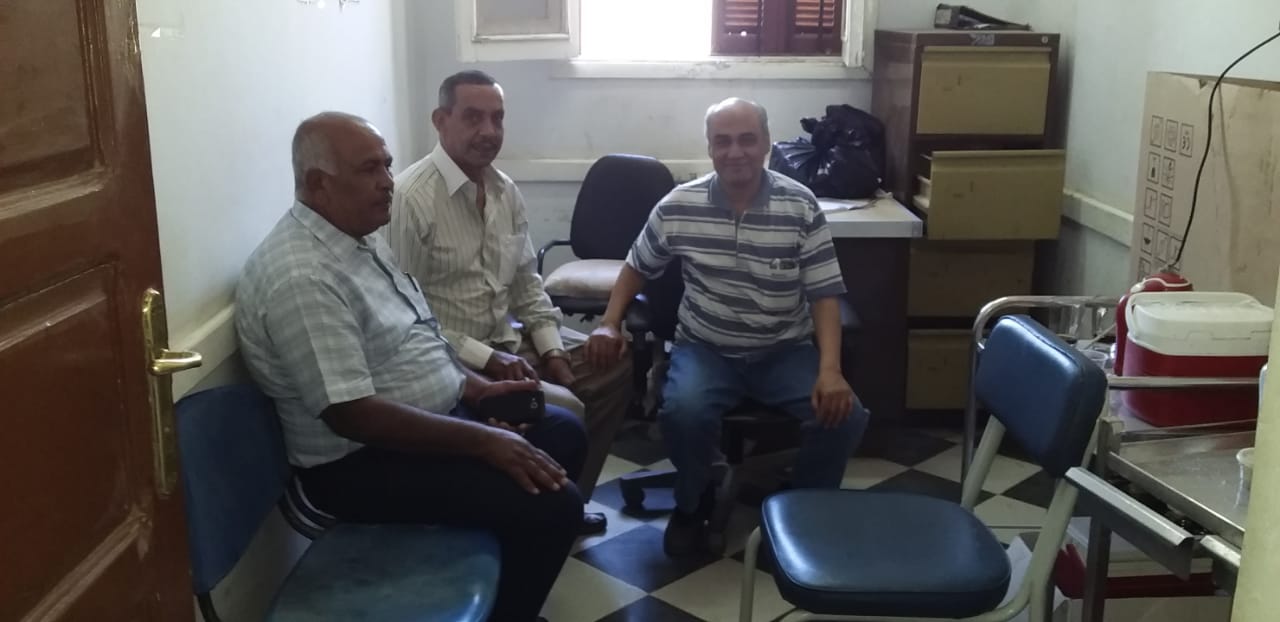 رئيس مدينة الزينية يتفقد أعمال القافلة الطبية من وزارة الصحة بوحدة جاد الكريم الصحية (6)