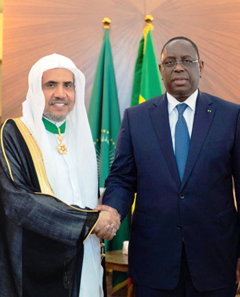 الرئيس-السنغالي-يقلد-الشيخ-العيسى-وسام-الدولة-الأكبر-(2)