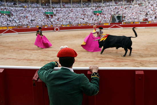 مهرجان بامبلونا للركض أمام الثيران في إسبانيا