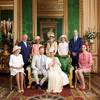 صورة مع العائلة المالكة
