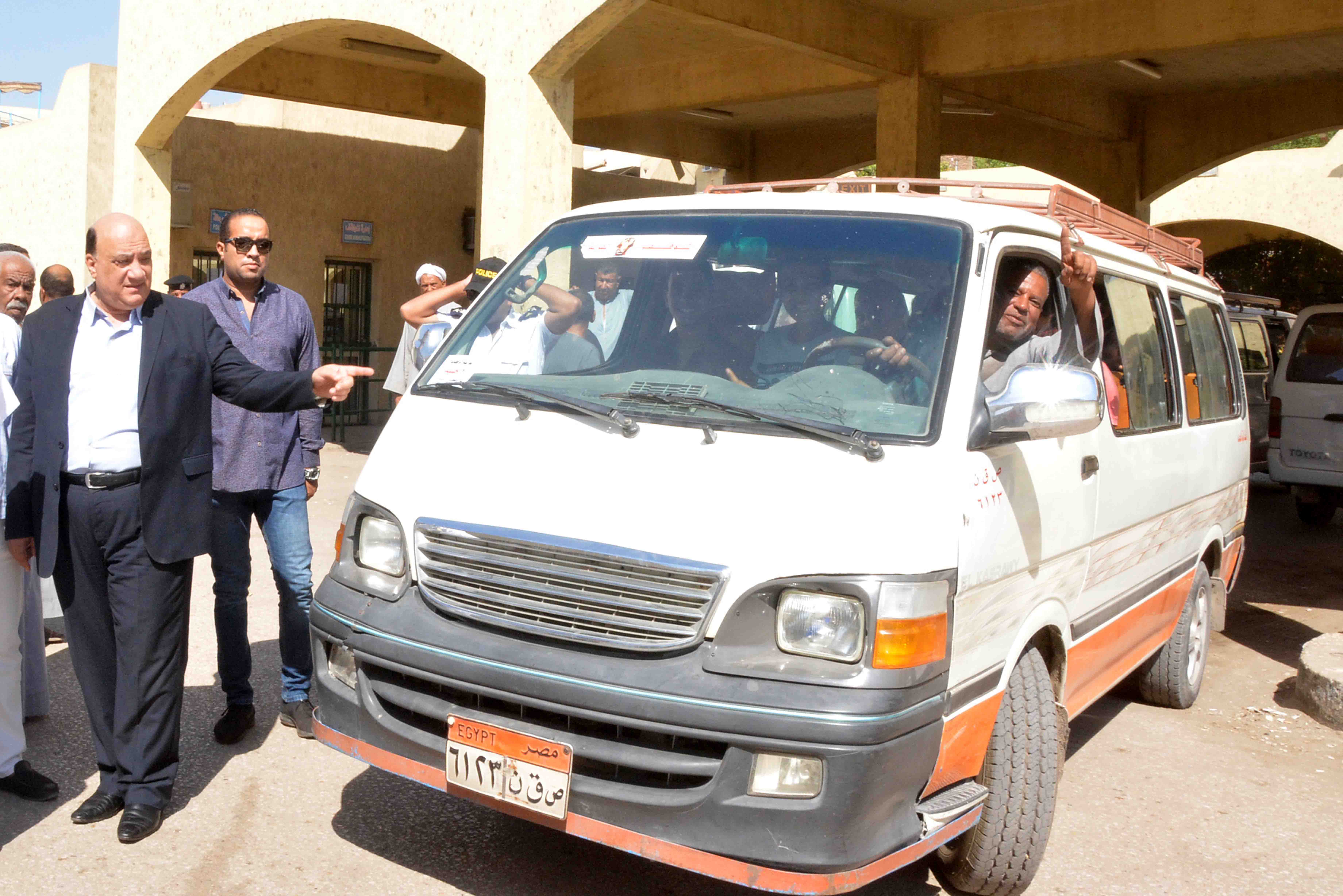 سكرتير مساعد محافظة الأقصر يقود جولة علي مواقف السيارات (9)