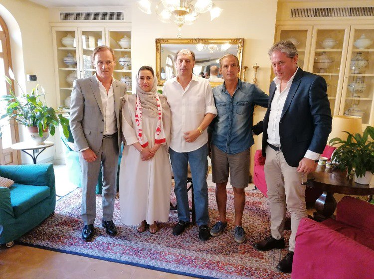 D-4fbS6XUAAoBMq D-4fbS6XUAAoBMq