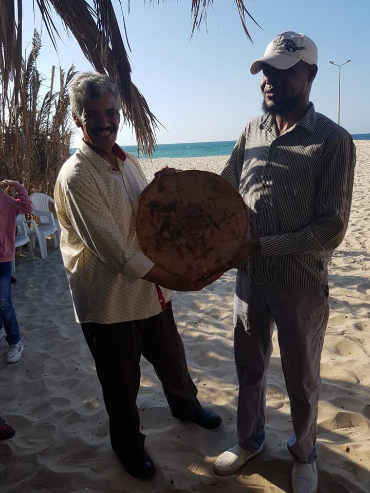 أصحاب البصيرة بشمال سيناء يحتفلون بطهى العيش السيناوى على الشاطئ (5)