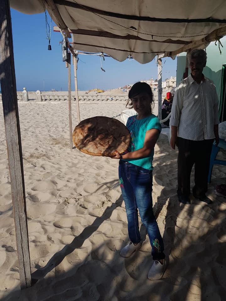 أصحاب البصيرة بشمال سيناء يحتفلون بطهى العيش السيناوى على الشاطئ (8)