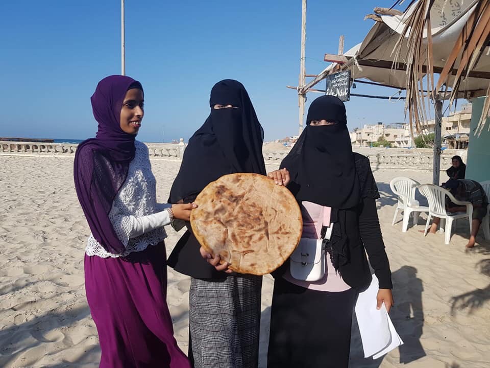 أصحاب البصيرة بشمال سيناء يحتفلون بطهى العيش السيناوى على الشاطئ (7)