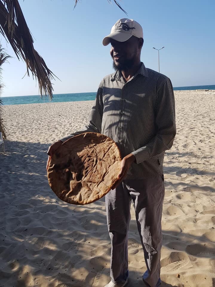 أصحاب البصيرة بشمال سيناء يحتفلون بطهى العيش السيناوى على الشاطئ (4)