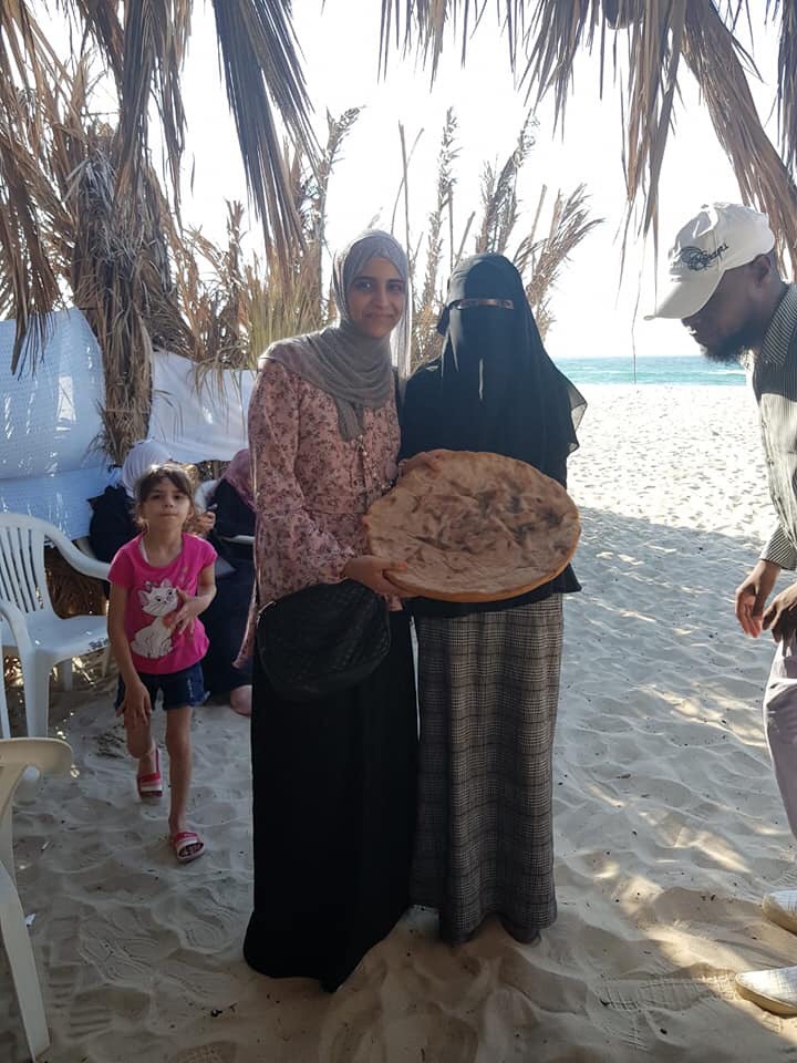 أصحاب البصيرة بشمال سيناء يحتفلون بطهى العيش السيناوى على الشاطئ (6)
