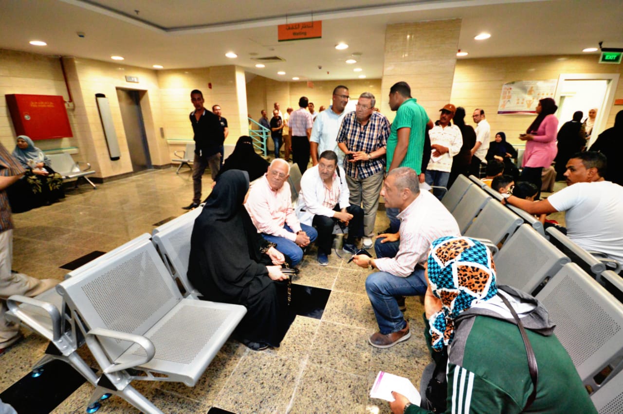 محافظ بورسعيد يتفقد سير العمل بالعيادة الخارجية بمستشفي السلام (4)