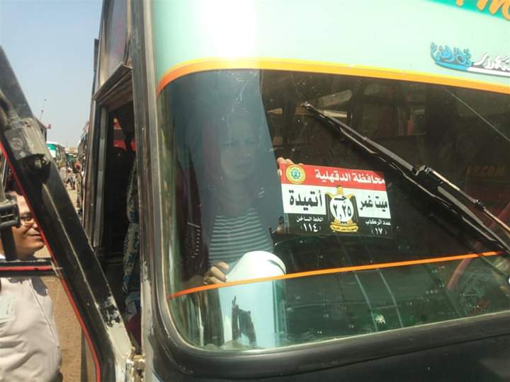 رئيس مدينة ميت غمر تلصق تعريفة الركوب الجديدة على سيارات الأجرة (1)
