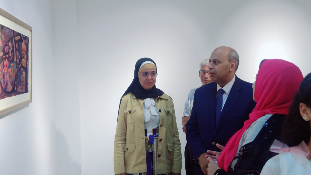 رئيس جامعة المنيا يفتتح معرض رؤية طباعية بلقطات متعددة (1)