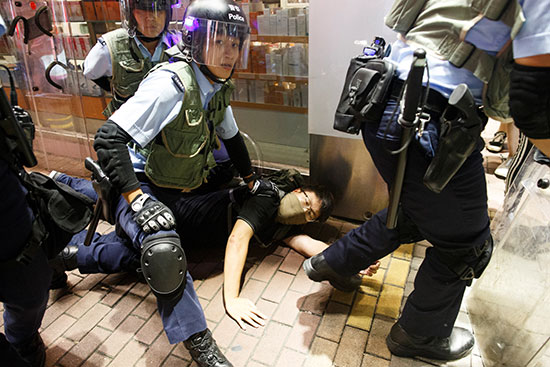 الشرطة تعتقل أحد المتظاهرين