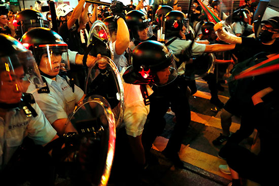 اشتباكات بين الشرطة والمتظاهرين
