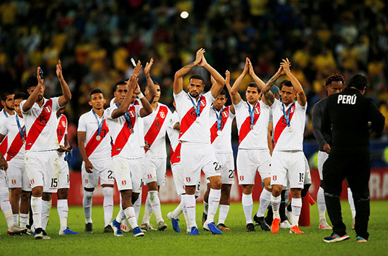 لاعبو بيرو يحييون الجماهير