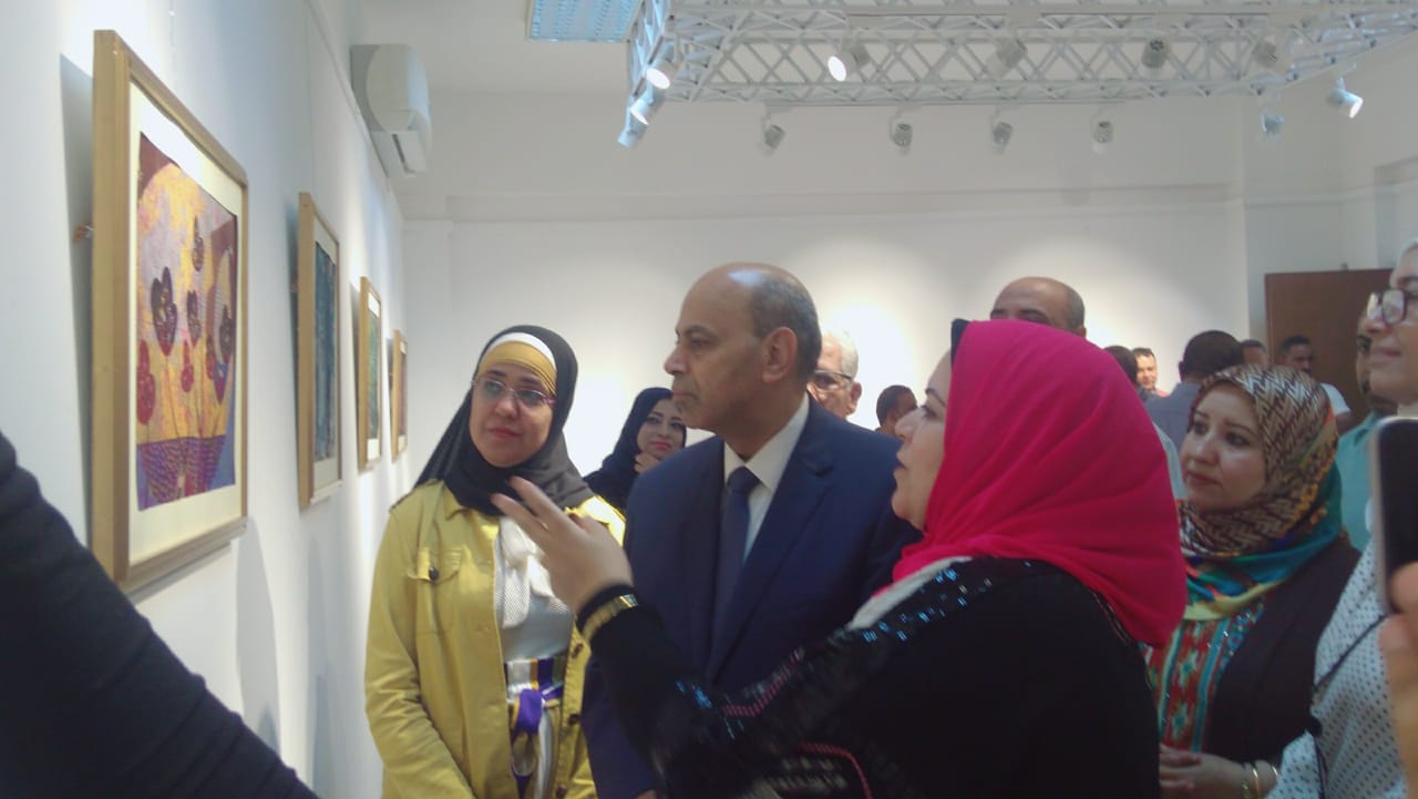 رئيس جامعة المنيا يفتتح معرض رؤية طباعية بلقطات متعددة (2)