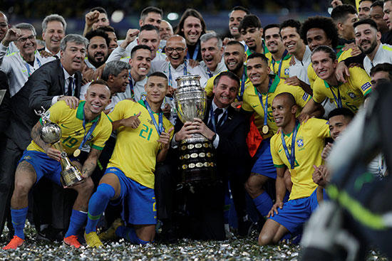 فرحة لاعبو البرازيل بكأس كوبا أميركا
